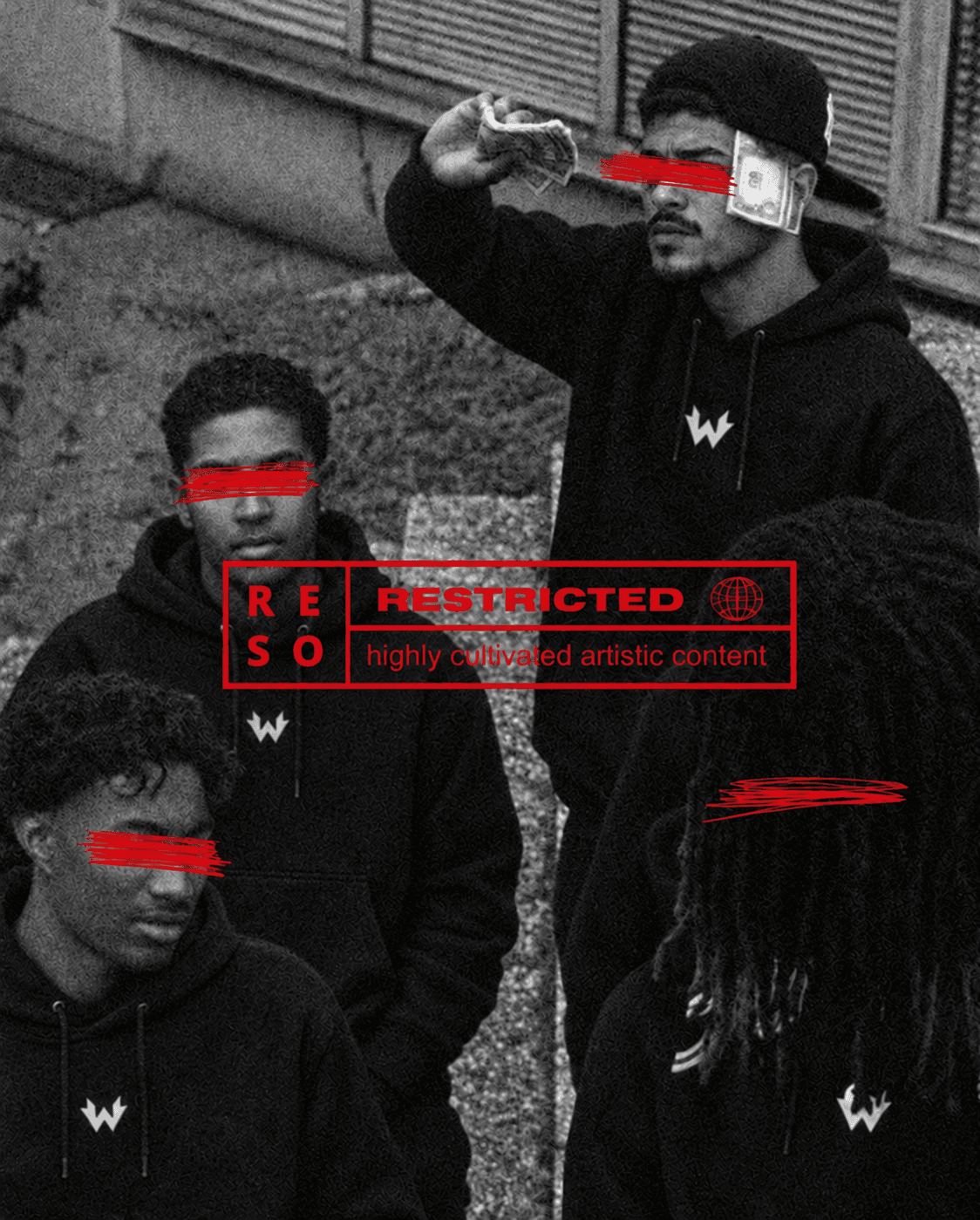 Portrait de groupe en noir et blanc avec les symboles W blancs sur les hoodies noirs, des traits rouges sur les yeux et un encart RESTRICTED rouge.