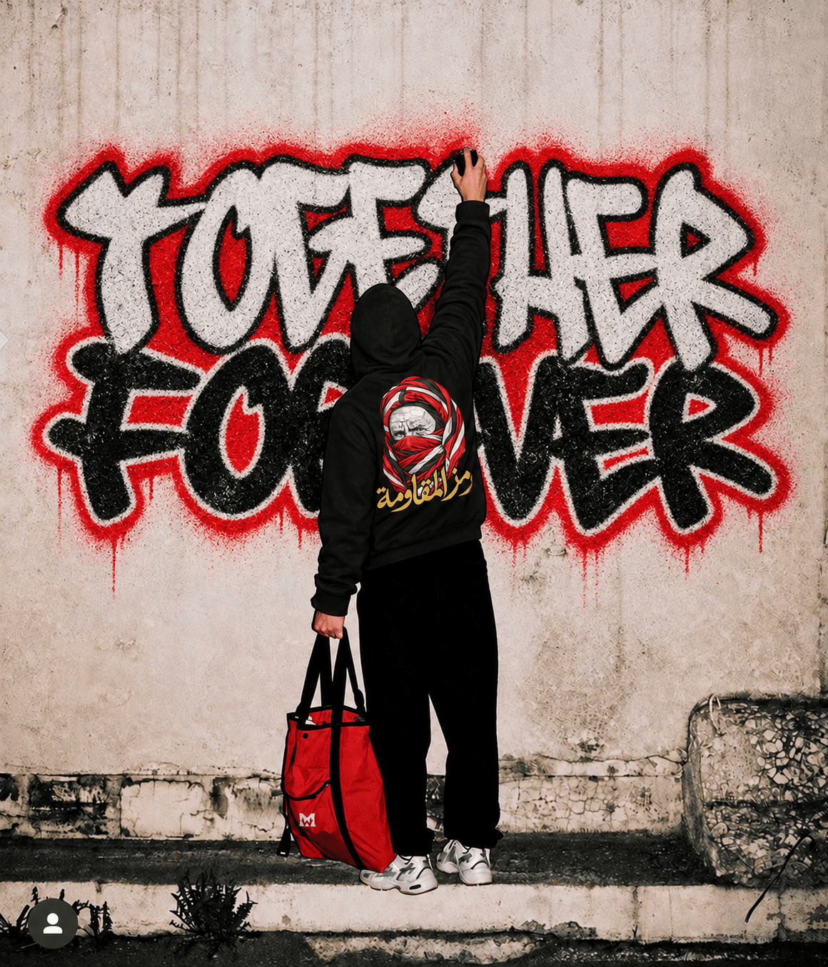 Personne en hoodie noir de dos, un bras levé vers un graffiti TOGETHER FOREVER et un sac rouge à la main, avec le dessin du dos visible.